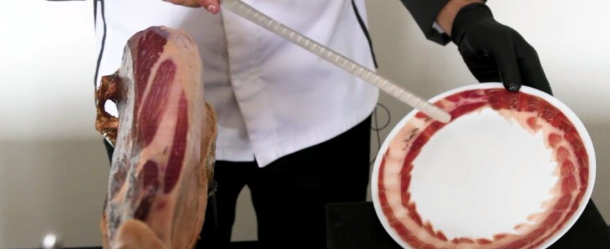 Cómo cortar y emplatar el primer plato de un jamón
