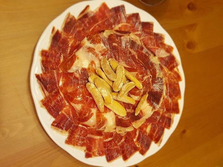 Técnicas profesionales para cortar una ración de jamón